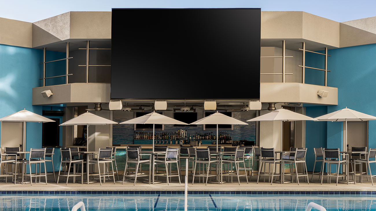 5th Floor Outdoor Pool and Bar & Grill
